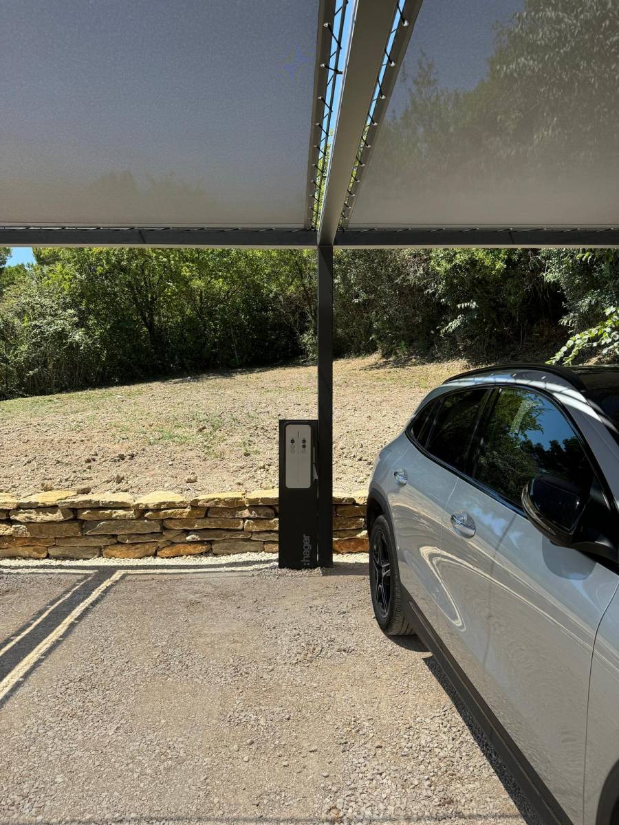 carport sur mesure avec borne de recharge pour véhicule électrique Eguilles à coté d'Aix en Provence